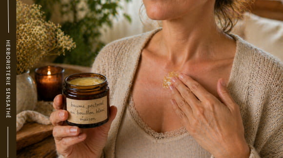 Application d’un baume pectoral maison au bouillon blanc sur la poitrine pour aider à mieux respirer naturellement - Herboristerie Sensathé Application d’un baume pectoral maison au bouillon blanc sur la poitrine pour aider à mieux respirer naturellement - Herboristerie Sensathé